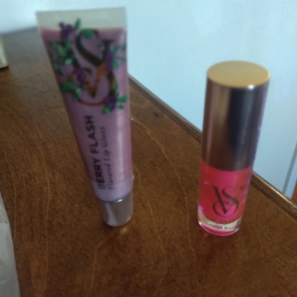 Victoria Secret Stripped Blk &Wht Tote w/Lip Gloss and Lip Oil - Picture 11 of 12